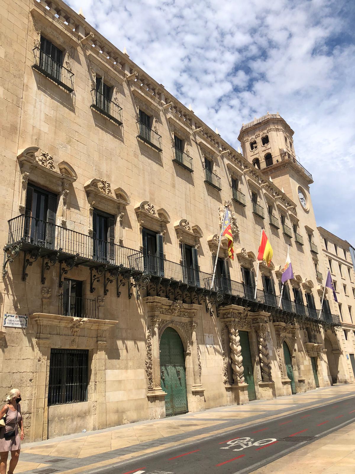 ぶらりスペイン アリカンテという街をご存知ですか バレンシアから南に車で約2時間 バレンシア州第2の都市で地中海 Costa Blanca に面したリゾート地です 波 をデザインしたプロムナードと高台にあるサンタ バルバラ城跡 そして一年中温暖な気候