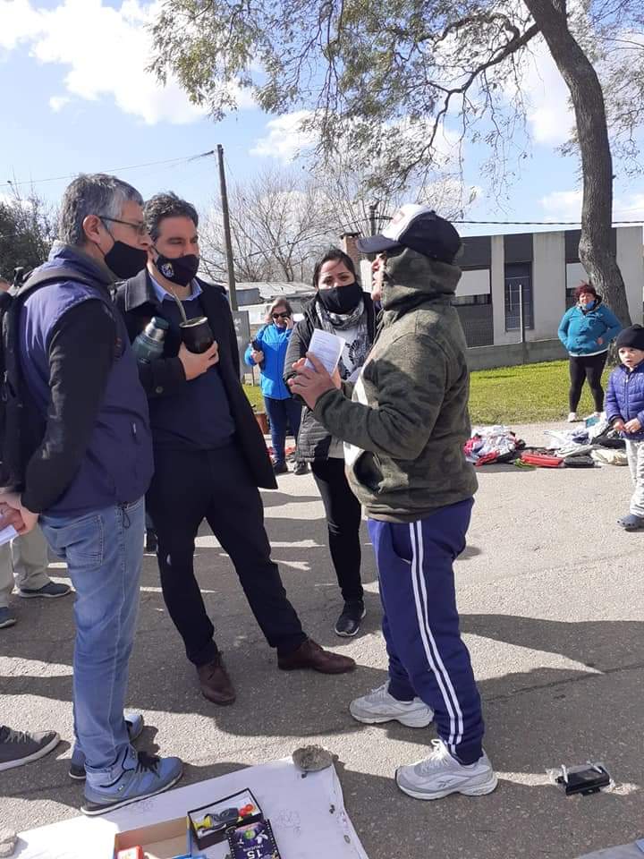 aletex81's tweet photo. El día miércoles nuestro candidato a Intendente @JRadiccioni y @E_Ortega33 recorrieron junto a los postulantes a Alcaldes por el municipio 18 de Mayo, una de las ferias mas lindas y antiguas de nuestro barrio. https://t.co/LNMReKNg8q