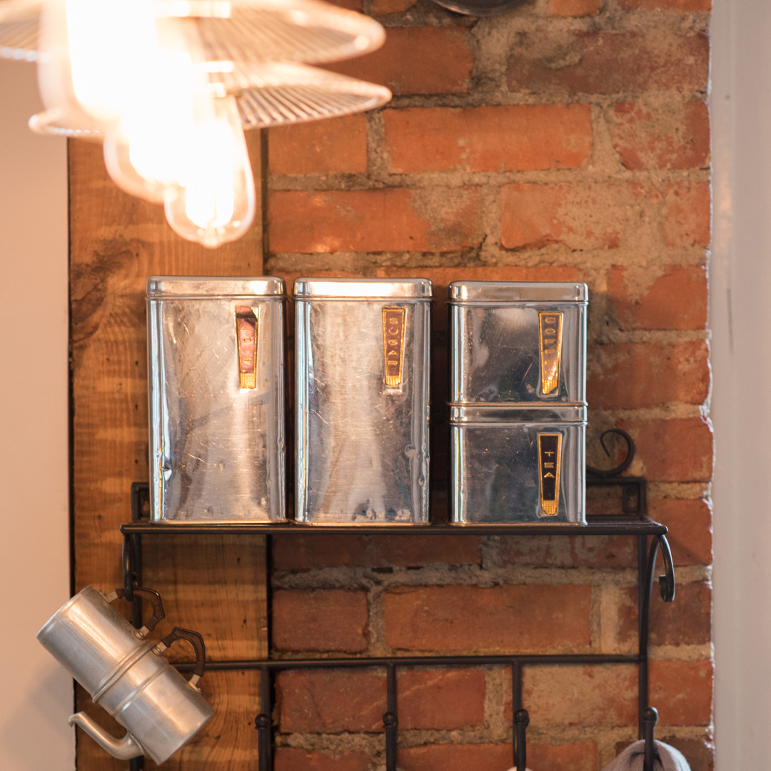 backyardandvin's tweet photo. The breakfast bar is great place for coffee, sugar and cups. The exposed brick in our cottage kitchen is a bonus!

#vintage #interiordesign #homedecor #farmhousestyle #decor #farmhousedecor #farmhouse https://t.co/ZWTkGMZw2o