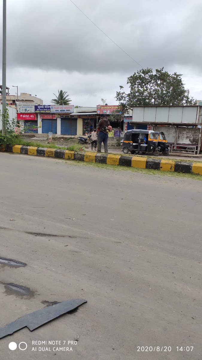 SachinDada7575's tweet photo. #माझापरीसर��ाझी_जबाबदारी
आपल्या प्रभागातील वाल्हेकरवाडी येथील वर्दळीच्या रस्त्याची दुभाजकांवरील गवती झुडपांमुळे अवस्था खराब झाली होती. म्हणून यासाठी पिंपरी-चिंचवड उद्यान विभागाकडे मी पाठपुरावा करून उद्यान विभागाकडून हे काम करुन घेतले आहे. 
आपलाच नगरसेवक ,
सचिन चिंचवडे , https://t.co/dF9sfz8k1T
