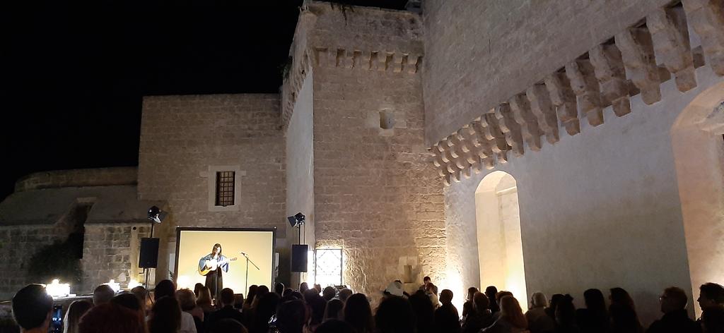 c_stincone's tweet photo. Ieri sera @ericamou ha deliziato gli astanti con #letture e #musica sulla terrazza del #Castello de Monti a #Corigliano d'Otranto.
#SEI Festival #Coolclub #Salento https://t.co/W7yvaVI6Y6