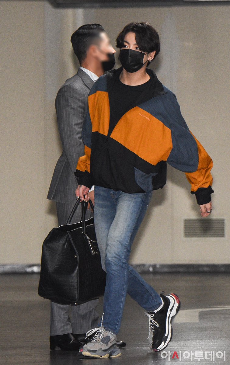 グクがBALENCIAGAって珍しくない？？？ シューズもパーカーも……