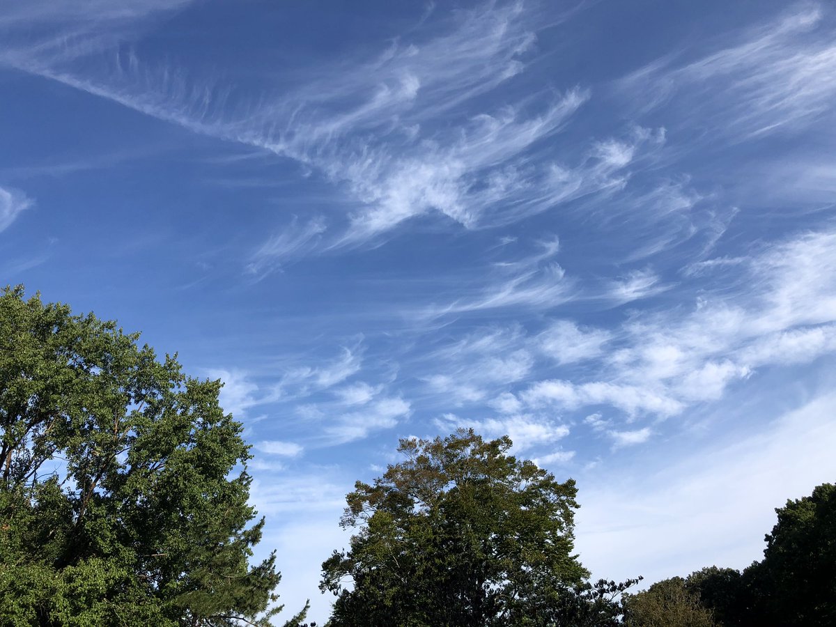 Javier_Ramis's tweet photo. The clouds this morning look like painted with a brush by Bob Ross https://t.co/n9cKkQj7Sm