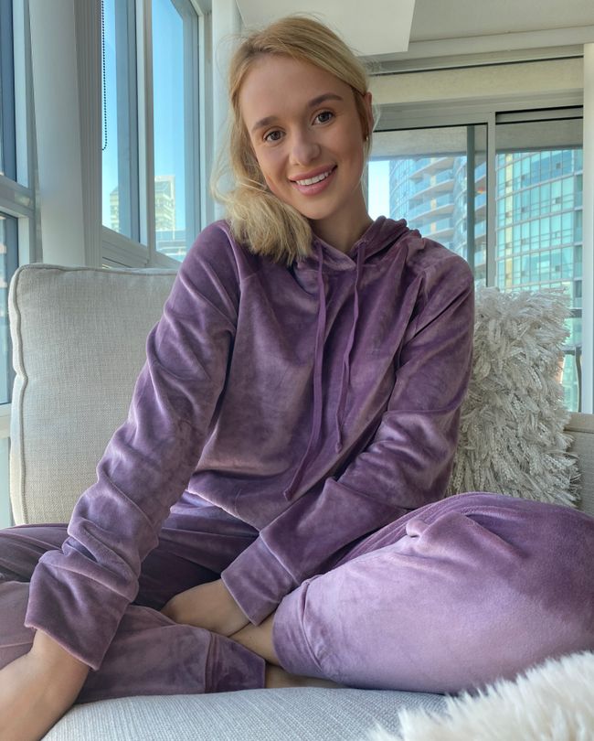 Comfort is key 🔑
🔍 "Basic Velvet Hoodie"
🔍 "Basic Velvet Pull On Jogger"
#charlotterusse