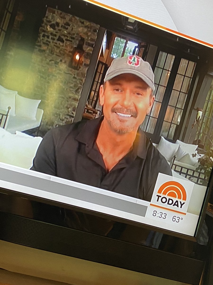 shen0372's tweet photo. Getting geared up for this @TheTimMcGraw personal concert in our living room tonight. It’s better than no concert at all 😊 #HereOnEarth #ICalledMama #Hallelujahville https://t.co/q63qqVBsHK