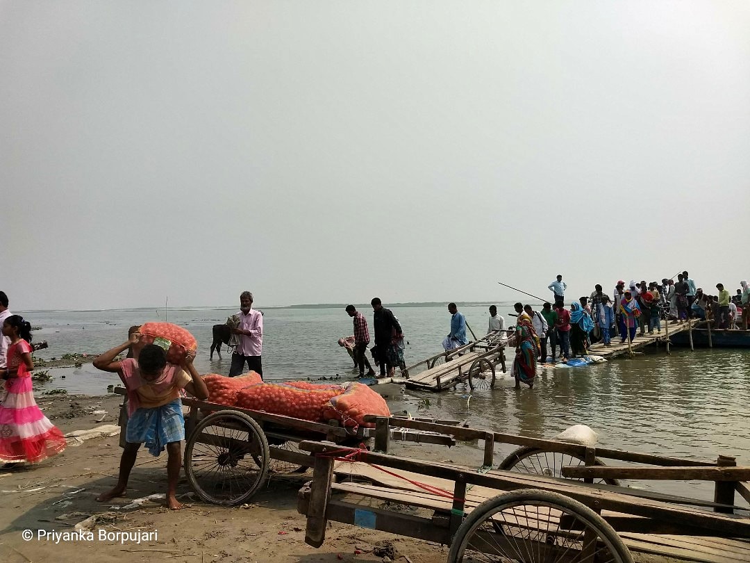 The river ferries people and onions, and more. Without asking for any identity status or origins.Dhubri Bazaar, Assam.The temporary amnesia of identity questions in the face of trade priorities.On the  @outofedenwalk with  @PaulSalopek #EdenWalk  #slowjournalism