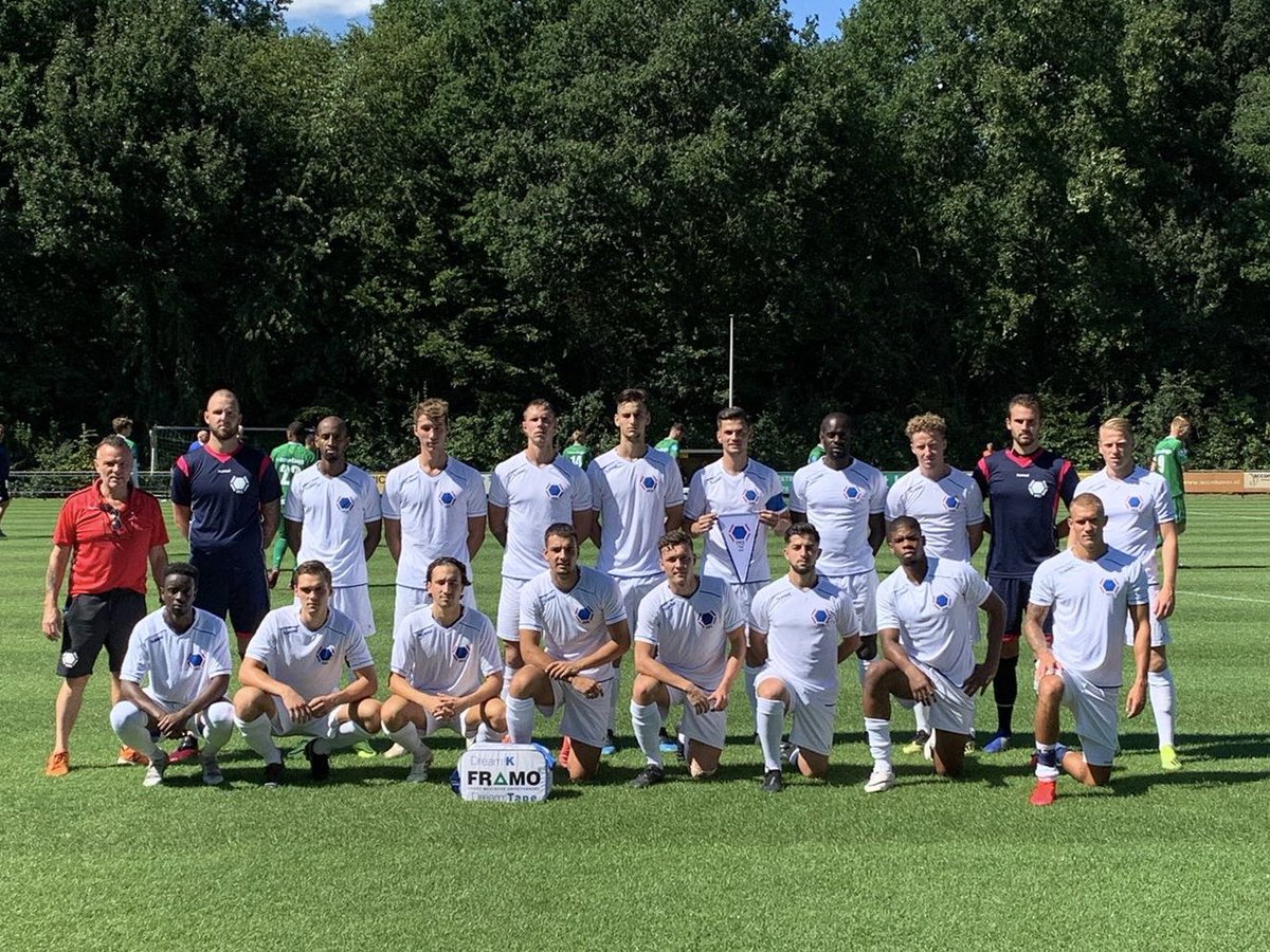 In de witte shirts... Team VVCS, voor het duel met <a href="/PECZwolle/">PEC Zwolle</a>! 💪⚽️💫 #teamfoto #vvcs #teamvvcs #pecvvcs