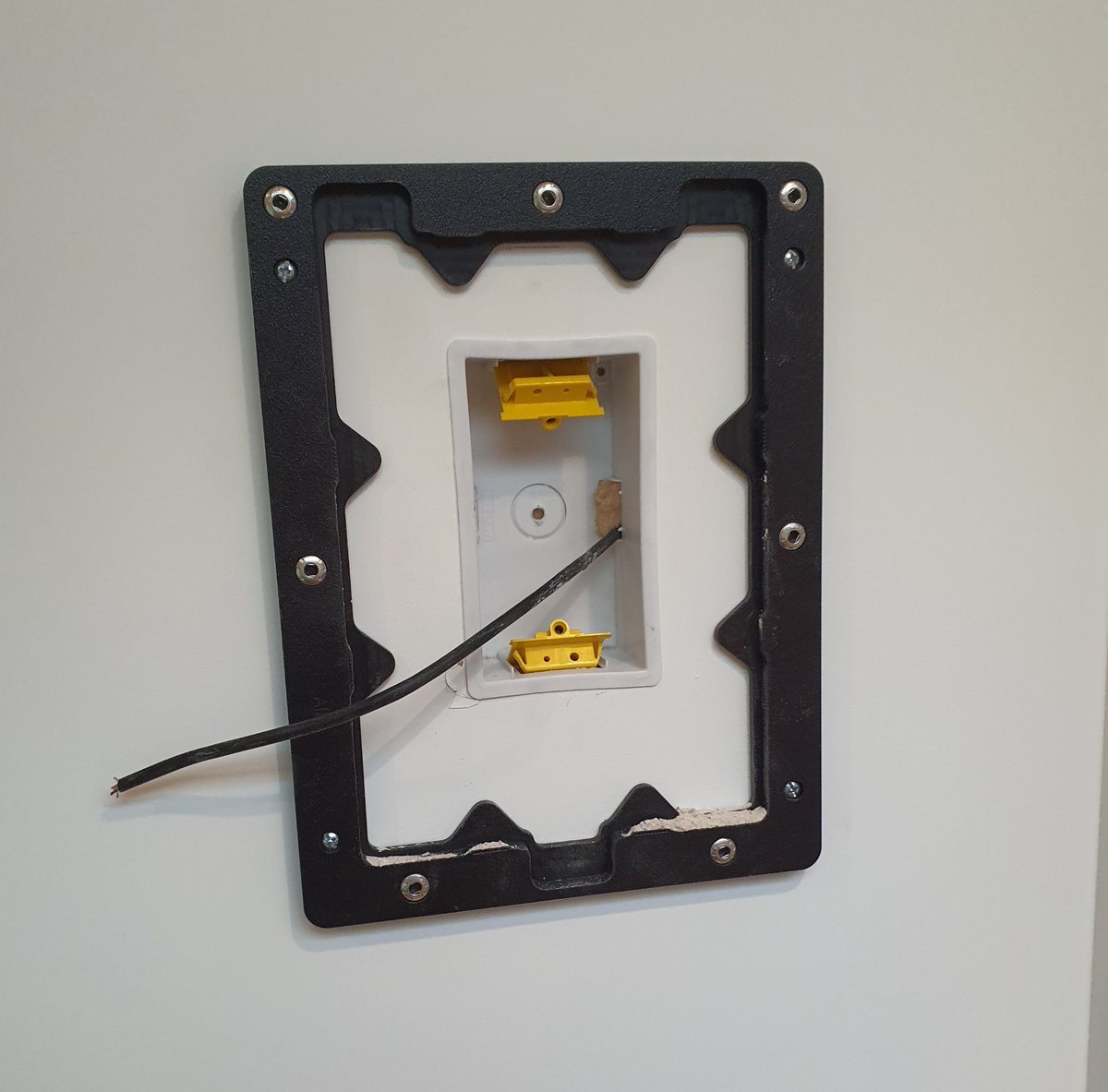 VidaBox's tweet image. 😁The On-Wall Enclosure can be installed over a gang box and wired up simply. Though! I would trust this type of work to an installer - When its done I'll look GREAT in your home!😍😍😍 #homeautomation #smarthome #Securecase #residentialmount #Flushedmount #inwallmount #Wallmount