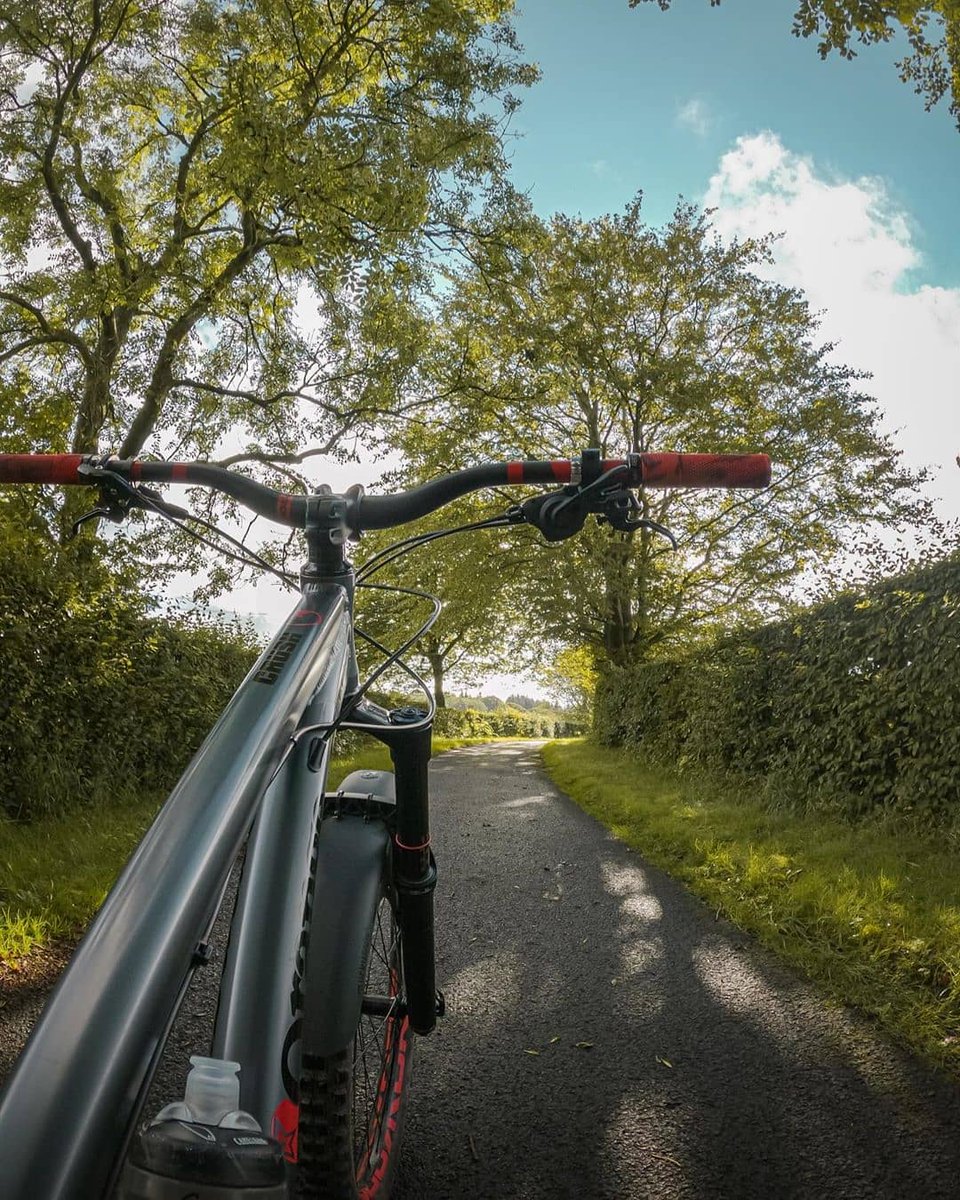 Another awesome shot from @justinking29 📸👌 super nice <a href="/orangebikes/">Orange Bikes</a> with the #MugGuard Short 👍
-
-
#MuckyNutz #FaceFender #MugGuard #MountainBike #MountainBiking #Fenders #Mudguard #Bike #MTB #Cycle #Cycling #Fitness #sport #Bicycle #Accessories #MTBLife #BikePark #Freeride