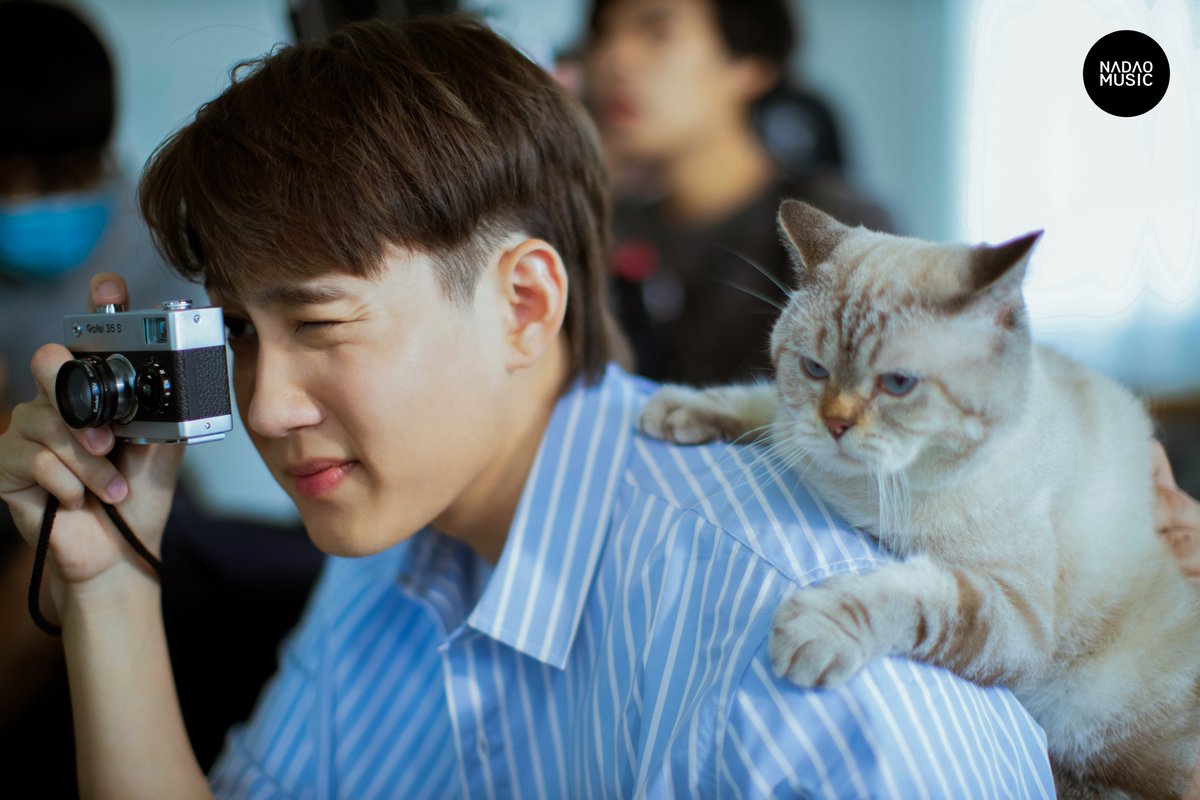 NadaoBangkok's tweet image. 📷 แชร์ภาพเบื้องหลัง MV คุยไปก่อน 
มาดูโมเม้น พระเอก CAPTAIN
และนางเอกน้องบ่ายสามกัน 🐱🥰
.
youtu.be/xwnl3E6T3Vg

#คุยไปก่อน
#TakeYourTime
#CAPTAINchonlathorn
#NadaoMusic