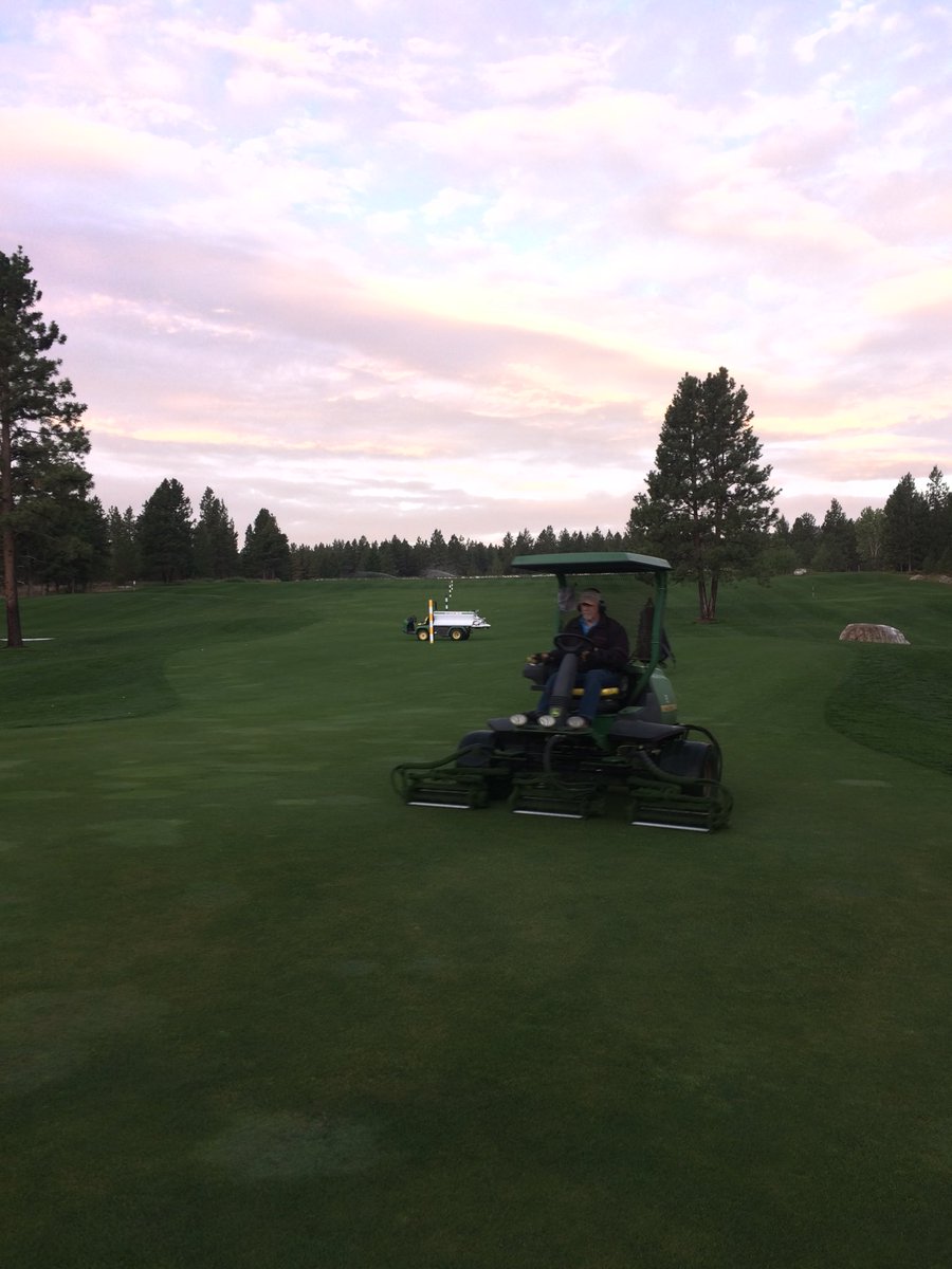WildstoneSuper's tweet photo. 6am mowing Driving Range https://t.co/kF2VcPBmML