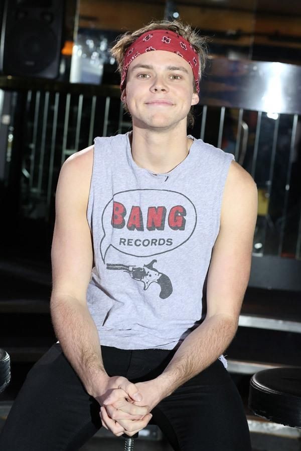 Ashton in a tanktopA thread