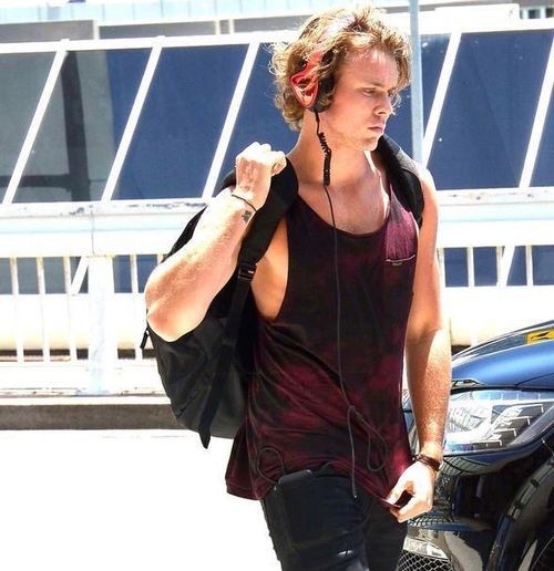 Ashton in a tanktopA thread