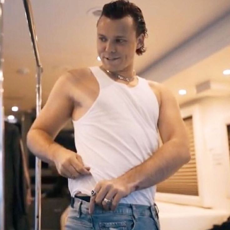 Ashton in a tanktopA thread