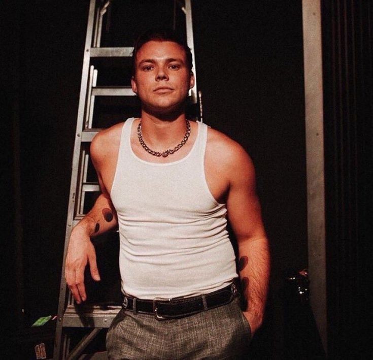 Ashton in a tanktopA thread