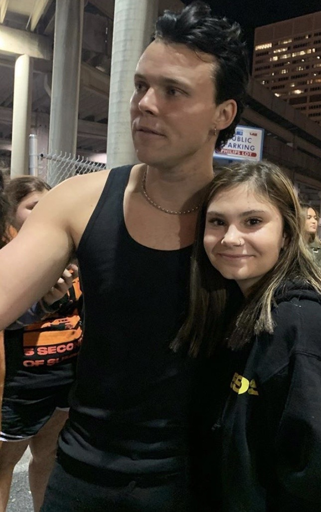 Ashton in a tanktopA thread