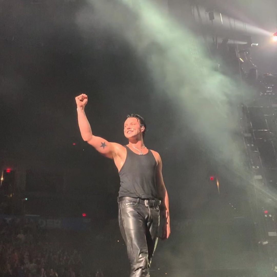 Ashton in a tanktopA thread