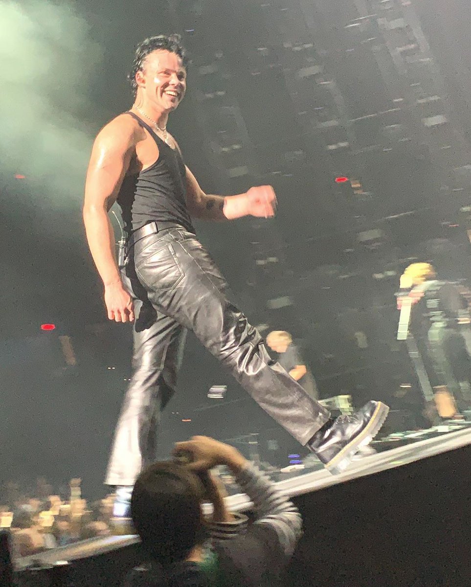 Ashton in a tanktopA thread