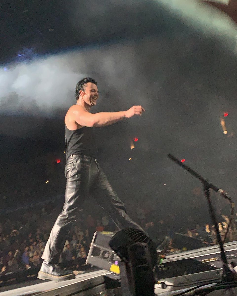 Ashton in a tanktopA thread