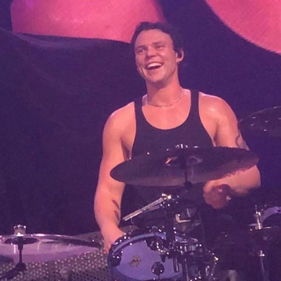 Ashton in a tanktopA thread