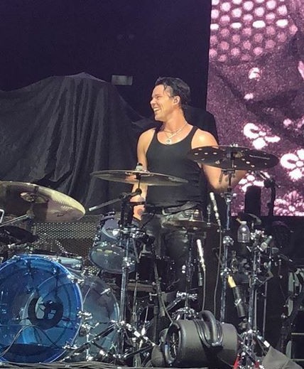 Ashton in a tanktopA thread