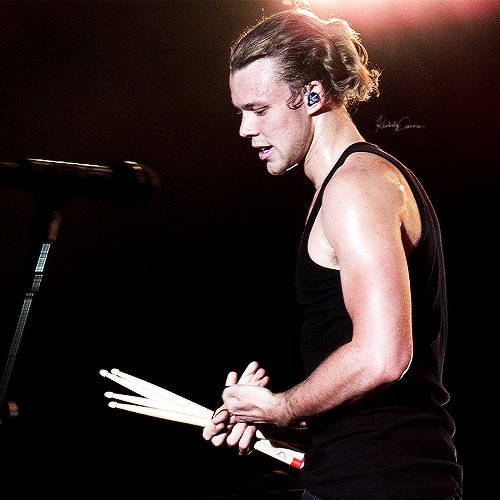 Ashton in a tanktopA thread