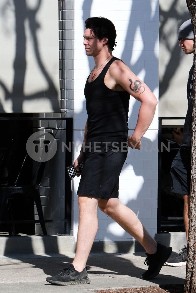 Ashton in a tanktopA thread