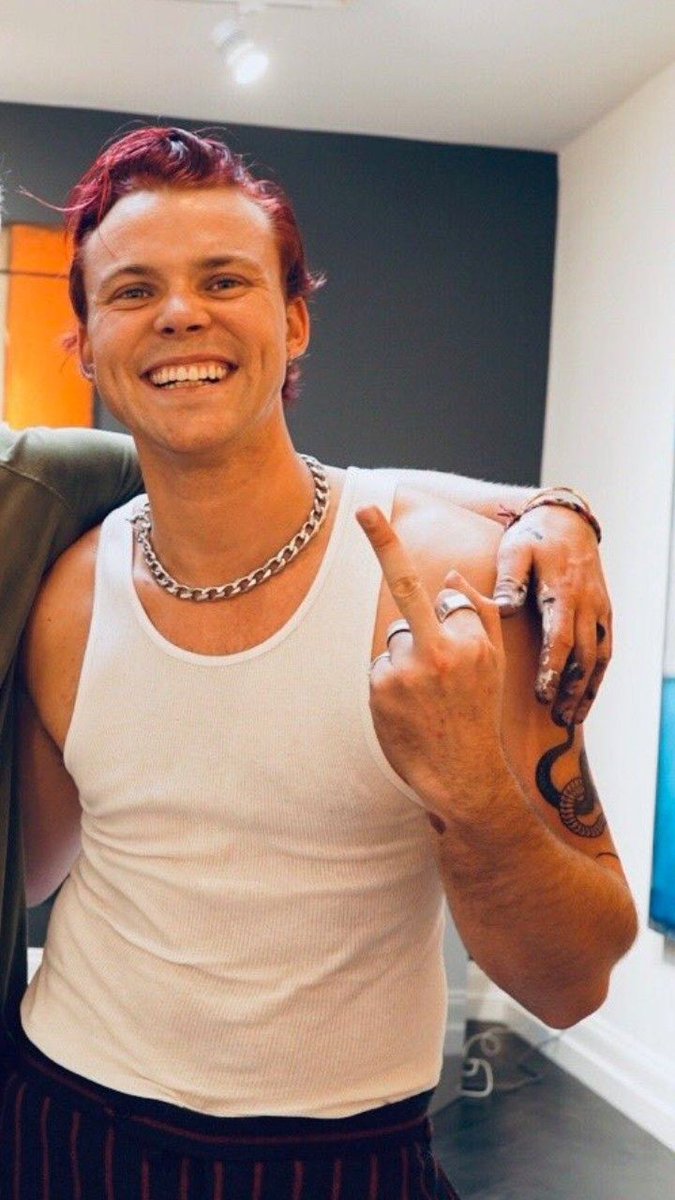 Ashton in a tanktopA thread