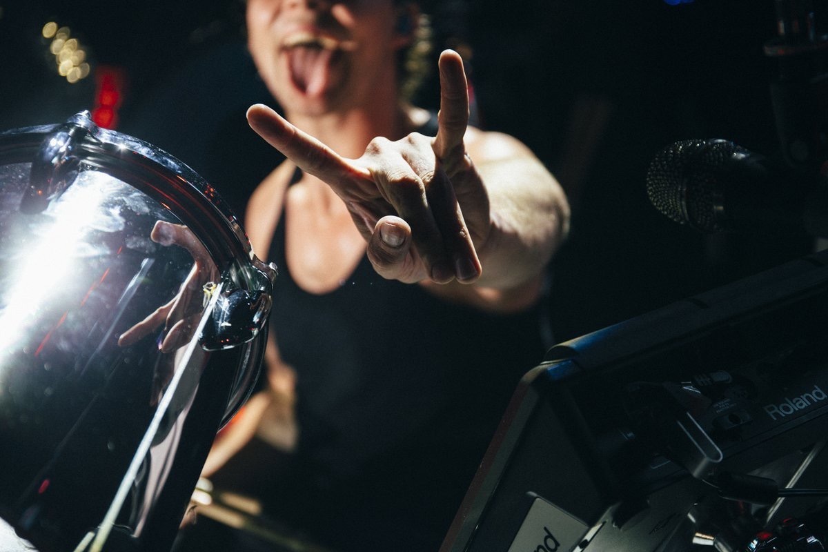 Ashton in a tanktopA thread