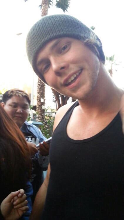 Ashton in a tanktopA thread