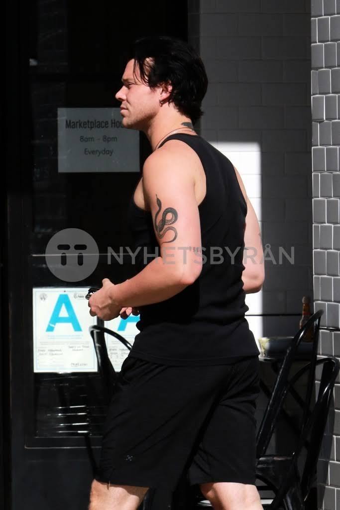 Ashton in a tanktopA thread