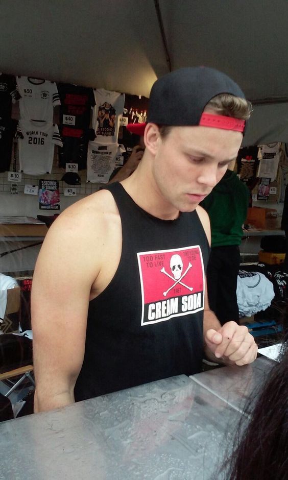 Ashton in a tanktopA thread