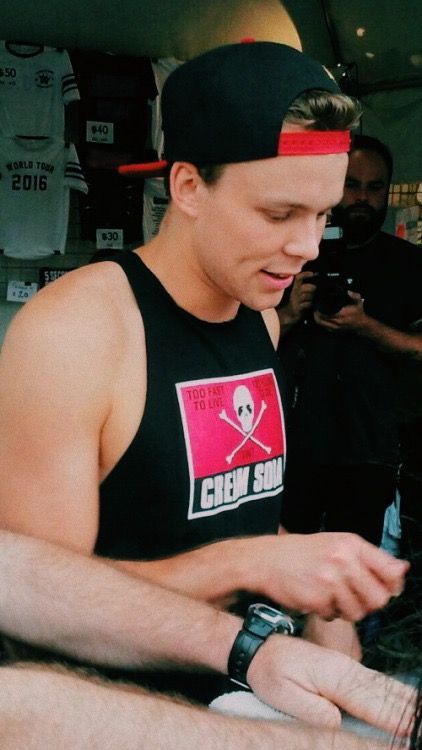 Ashton in a tanktopA thread