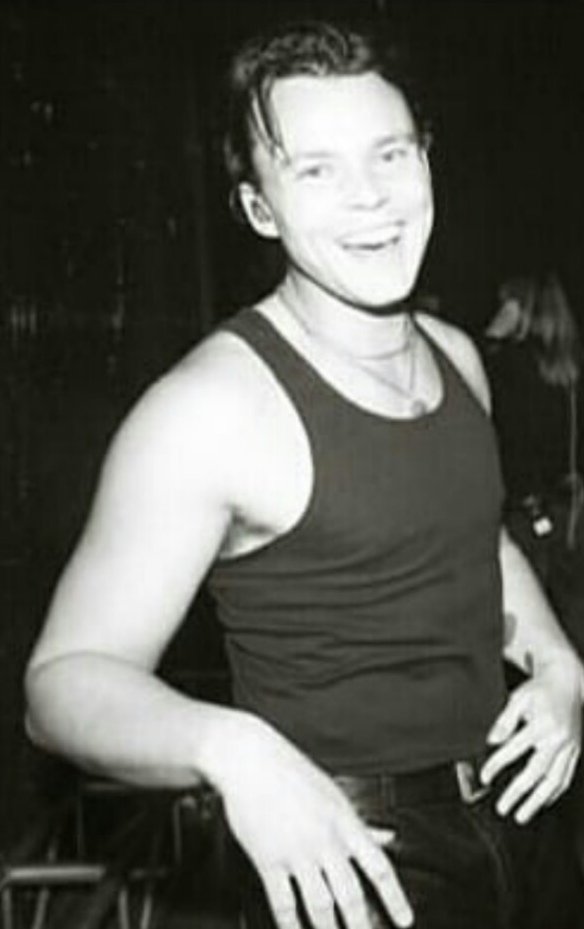 Ashton in a tanktopA thread