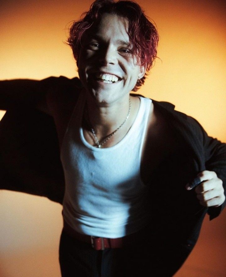 Ashton in a tanktopA thread