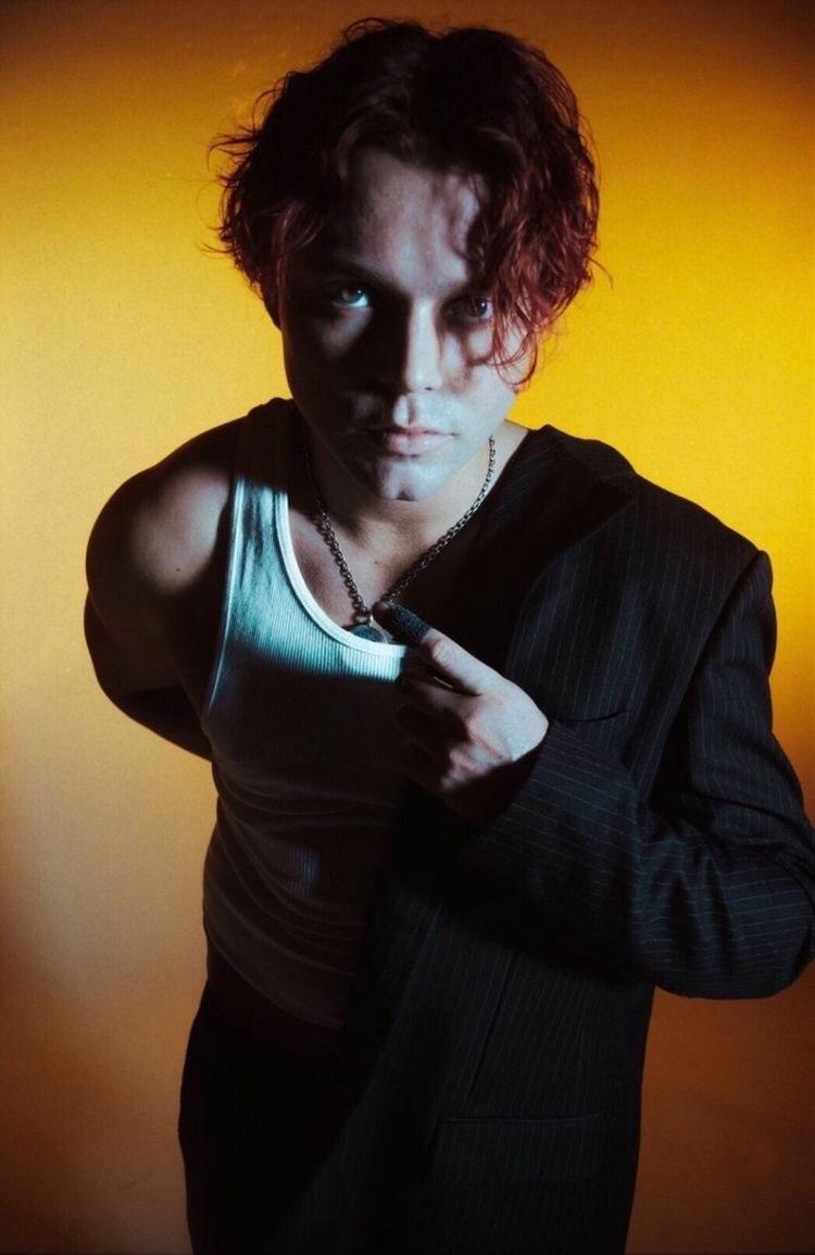 Ashton in a tanktopA thread