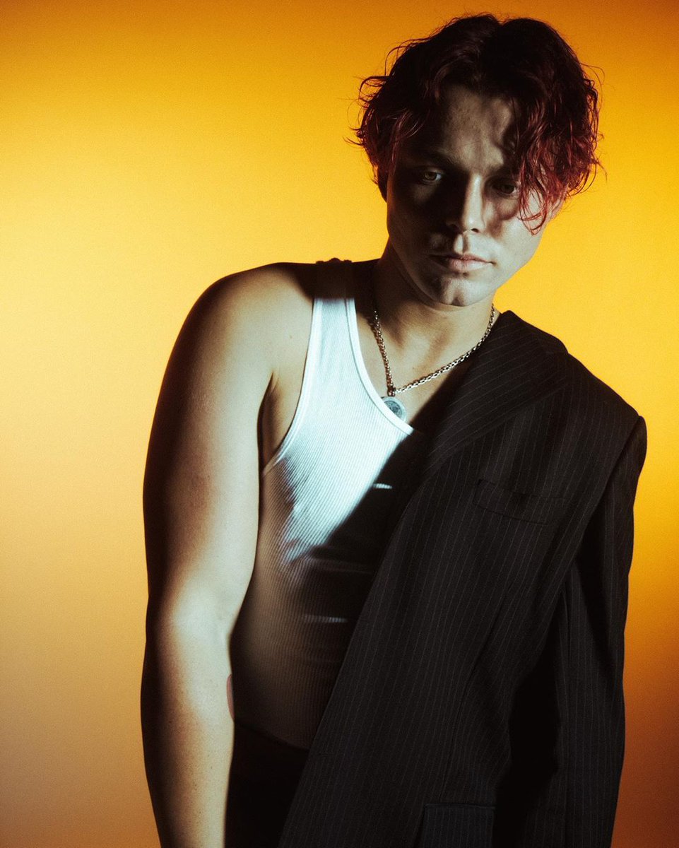 Ashton in a tanktopA thread