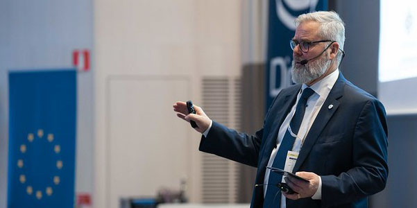 "EIT Digital erbjuder små och medelstora företag exjobbare och industridoktorander, en inkörsport till Europa plus finansiering." Stockholm Node Director Göran Olofsson interviewed by <a href="/ETN_nytt/">Elektroniktidningen</a>. <a href="/gorano_/">Göran Olofsson</a>  okt.to/QF2ixz