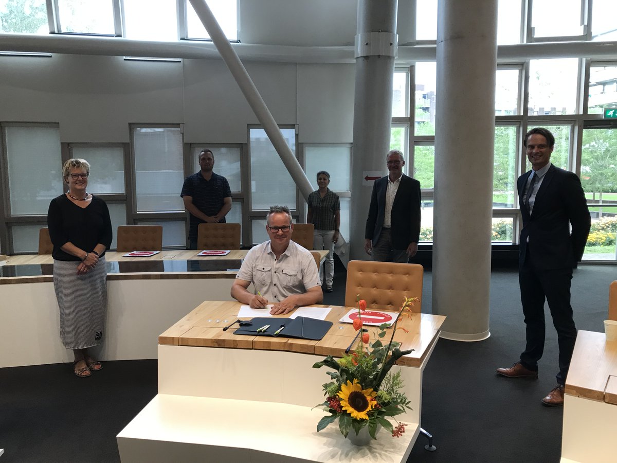 gemhardenberg's tweet photo. Het convenant bollenteelt is vandaag opnieuw ondertekend door onder andere wethouder @AlwinteRietstap. In het convenant maken verschillende partijen afspraken over het gebruik van gewasbeschermingsmiddelen en de regels. Lees hier meer: https://t.co/dIhDULvplN https://t.co/q8PxtORx7l