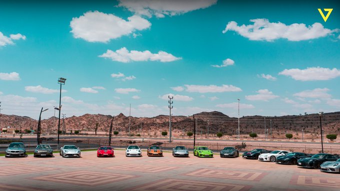 VisitSaudiAR's tweet photo. فريق رحلة الجنوب @Se7enexperience 🏎
انتهى يومهم الأول في #الطائف، واللي أخذوا فيها جولة على أهم المعالم والمناظر!🏔🌸

#SouthRun
#روح_السعودية https://t.co/P8Nbiy8rQM