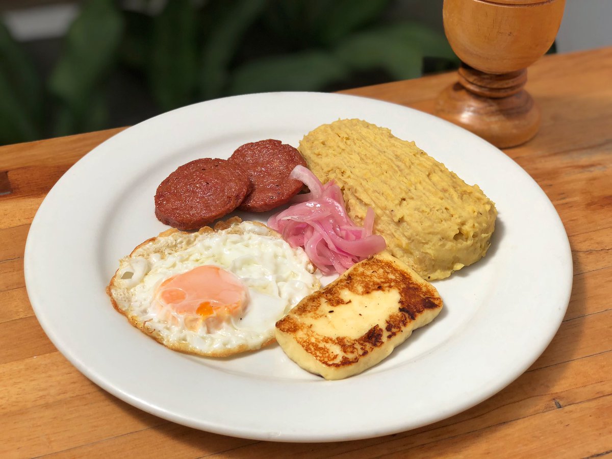 ¡Arranca tu día con “mangú power” a los #TresGolpes! 😁🇩🇴 Ven y gózate tu #tropidesayuno, disponible todos los días de 7am a 11am. #desayuno #mangu