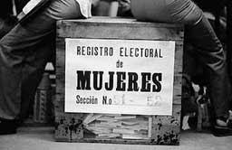 MMRousseaux's tweet photo. Hace 74 años, el Senado Nacional aprobo el proyecto de ley enviado que otorgaba los derechos políticos a la mujer. 
#Evita: la #Mujer puede y debe votar. 21 de Agosto de 1946 - 21 de Agosto de 2020. 
#EternaEvita https://t.co/i0dKUsrVcj