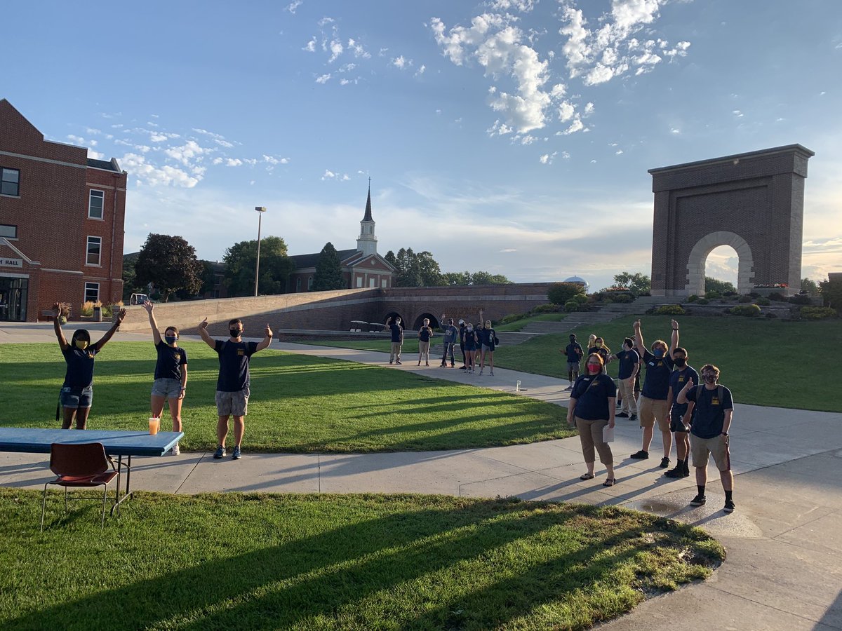 LBSCroft's tweet photo. @BuenaVistaUniv Move-in Crew ready to welcome new students. Welcome to BVU! #BeaversForward https://t.co/orvoa0U21X