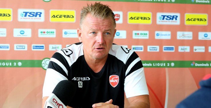 TEAMVAFC's tweet photo. 💬 Oliver #Guegan s'est confié à https://t.co/61SiNA7dz0 avant la réception du @PauFootballClu. Retrouvez ses déclarations sous ce tweet. #VAFCPAU  🔴⚪️ https://t.co/APPpvJdY2I