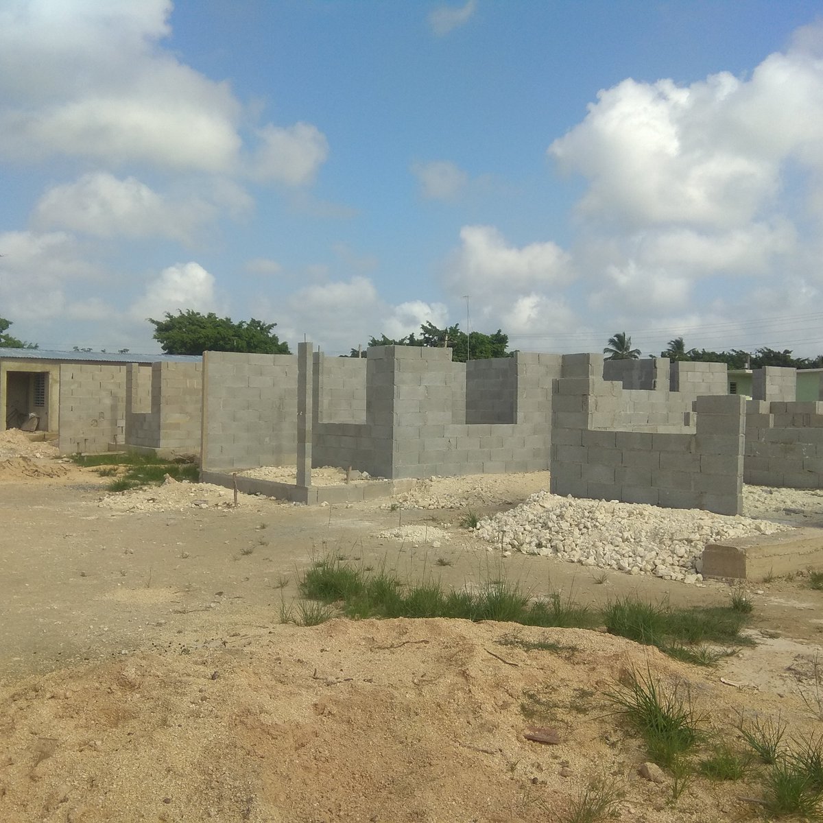 DmpfCiro's tweet photo. Seguimos avanzando en la Construcción de las viviendas en las Areas de Nuevo Desarrollo https://t.co/N3oPZmSYb4