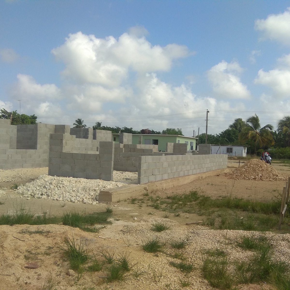 DmpfCiro's tweet photo. Seguimos avanzando en la Construcción de las viviendas en las Areas de Nuevo Desarrollo https://t.co/N3oPZmSYb4