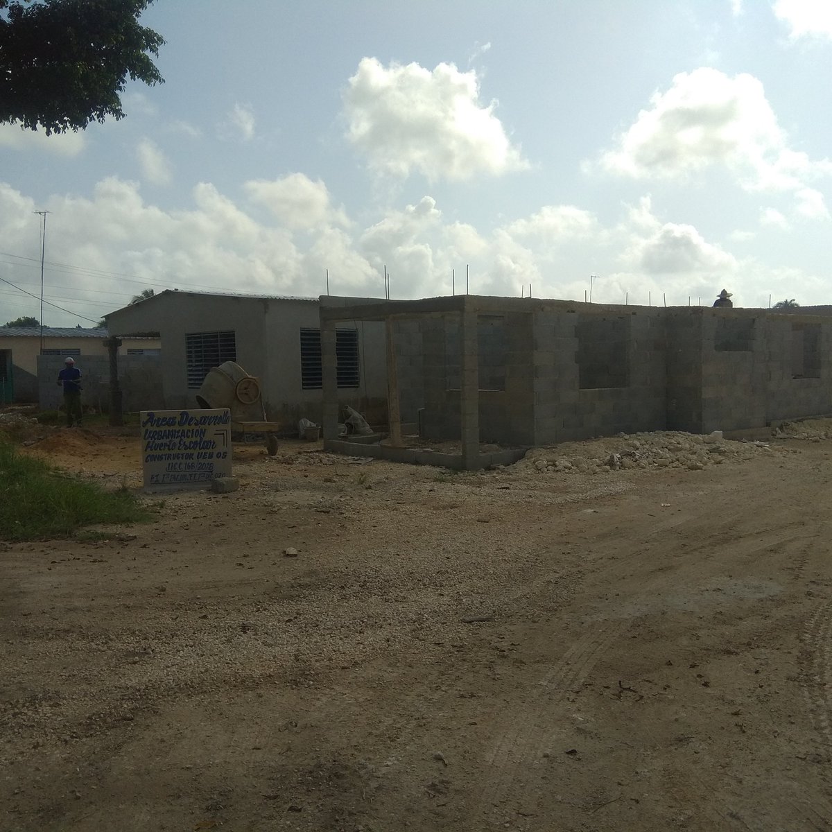DmpfCiro's tweet photo. Seguimos avanzando en la Construcción de las viviendas en las Areas de Nuevo Desarrollo https://t.co/N3oPZmSYb4