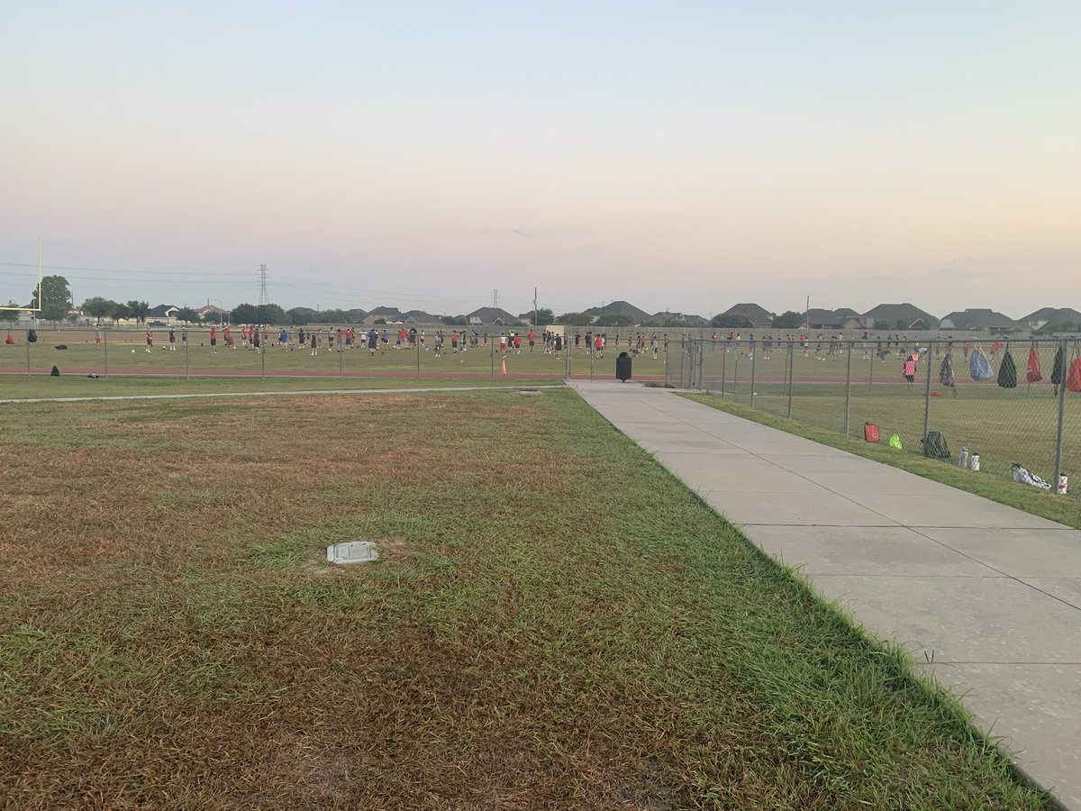 ForkEmUp's tweet image. 120 plus kids for volleyball and and 130 plus kids for football! Let’s go WOODCreek! Our time is now! @WoodCreekJrHigh #allin #noinbetween
