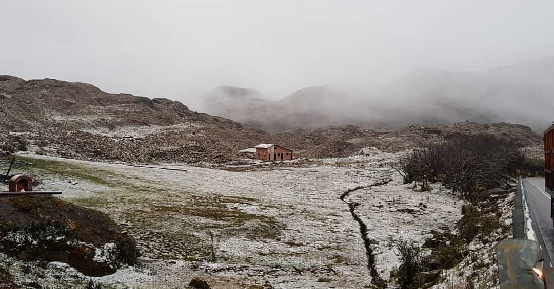 eldiarioec's tweet photo. 📸 #Ecuador | El Parque Nacional Cajas, ubicado al oeste de Cuenca, amaneció hoy cubierto de hielo, debido a las bajas temperaturas.
Las postales que se captan en el lugar son asombrosas. 🏔️🌬️ (Fotos: Api) https://t.co/f4uaMj9mmD