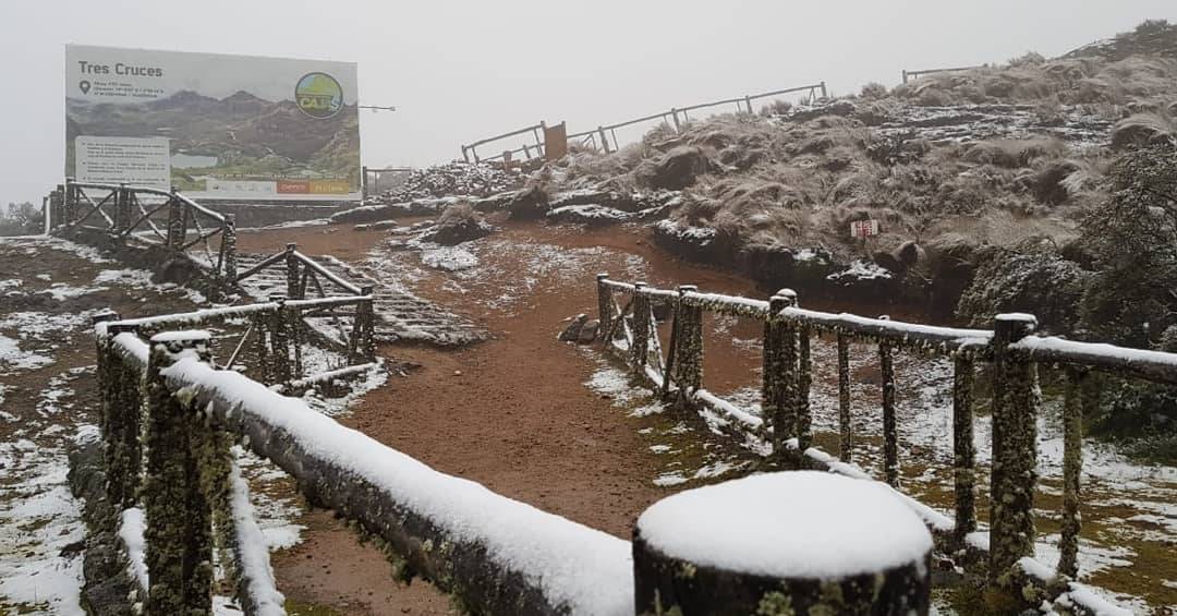 eldiarioec's tweet photo. 📸 #Ecuador | El Parque Nacional Cajas, ubicado al oeste de Cuenca, amaneció hoy cubierto de hielo, debido a las bajas temperaturas.
Las postales que se captan en el lugar son asombrosas. 🏔️🌬️ (Fotos: Api) https://t.co/f4uaMj9mmD